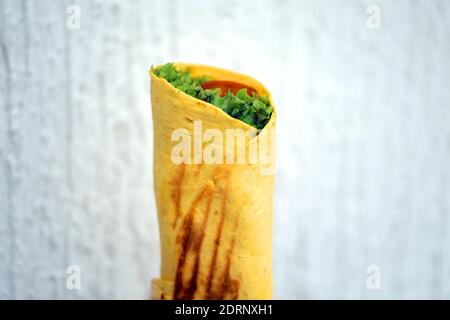 Fotoobjekt Gemüse und Huhn gesundes Sandwich in einem Café. Isolierte Shawarma mit Huhn für die Werbung Stockfoto