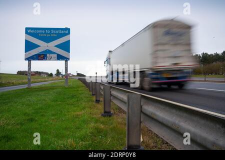 Lamberton, Schottland, Großbritannien. 21 Dezember 2020. Grenze zwischen Schottland und England auf der A1 nördlich von Berwick upon Tweed sehr ruhig mit wenigen Autofahrern, aber häufige Polizeipatrouillen sind offensichtlich. Iain Masterton/Alamy Live News Stockfoto