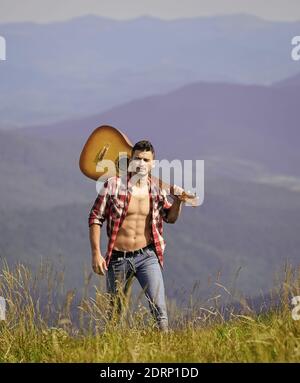 Urlaubsziele. Alleine laufen. Mann mit Gitarre auf dem Berg. Die beste Art, aus der Stadt zu entkommen. Guy Wanderer genießen reine Natur. Erkunden Sie die Natur. Schönheit der Natur. Frische Bergluft. Stockfoto