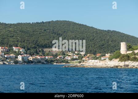 Kefalonia: Ein Paar Leuchttürme (der runde ist frühvenetianisch) am Eingang zu Fiskardo Stadt und Hafen Stockfoto