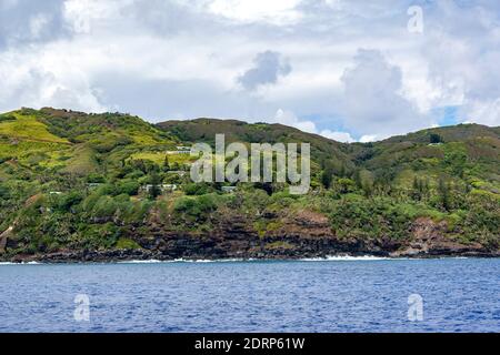 Blick vom Kreuzfahrtschiff Pacific Princess, während er in Bounty Bay auf den Pitcairn Islands festmacht, eine kleine Gruppe von Inseln, die eine britische Übersee sind Stockfoto