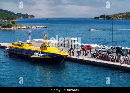 VOLOS, GRIECHENLAND - 30. Mai 2019: Skiathos, Griechenland, Hafen von Skiathos, Passagiere, die an Bord des fliegenden Delphins Erato warten Stockfoto