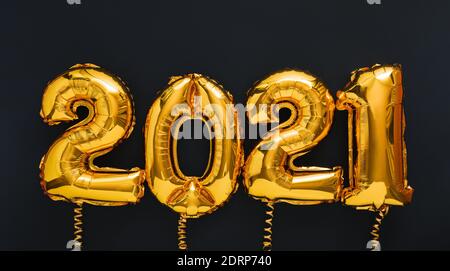2021 Jahre Weihnachten Gold Luftballons auf schwarzem Hintergrund. Frohes neues Jahr 2021 Eve. Langes Webbanner Stockfoto