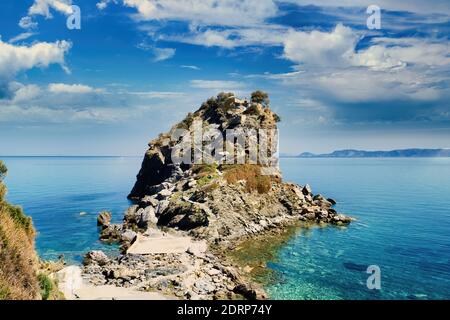 Skopelos Insel, Griechenland, die kleine Kirche von Agios Ioannis, auf einem Felsen gebaut Stockfoto