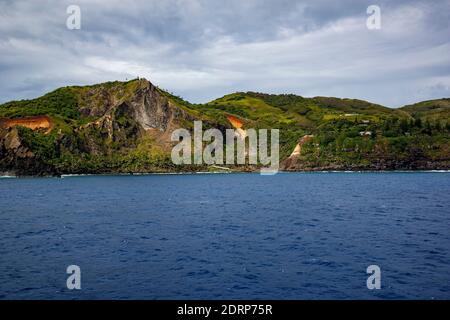 Blick vom Kreuzfahrtschiff Pacific Princess, während er in Bounty Bay auf den Pitcairn Islands festmacht, eine kleine Gruppe von Inseln, die eine britische Übersee sind Stockfoto