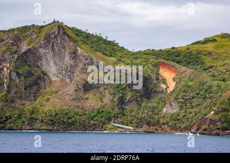 Blick vom Kreuzfahrtschiff Pacific Princess, während er in Bounty Bay auf den Pitcairn Islands festmacht, eine kleine Gruppe von Inseln, die eine britische Übersee sind Stockfoto