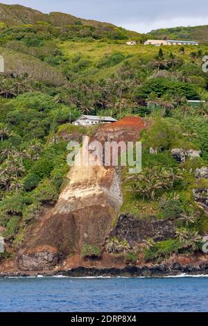 Blick vom Kreuzfahrtschiff Pacific Princess, während er in Bounty Bay auf den Pitcairn Islands festmacht, eine kleine Gruppe von Inseln, die eine britische Übersee sind Stockfoto