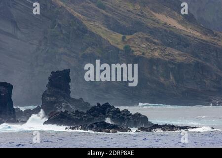 Blick vom Kreuzfahrtschiff Pacific Princess, während er in Bounty Bay auf den Pitcairn Islands festmacht, eine kleine Gruppe von Inseln, die eine britische Übersee sind Stockfoto