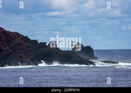 Blick vom Kreuzfahrtschiff Pacific Princess, während er in Bounty Bay auf den Pitcairn Islands festmacht, eine kleine Gruppe von Inseln, die eine britische Übersee sind Stockfoto