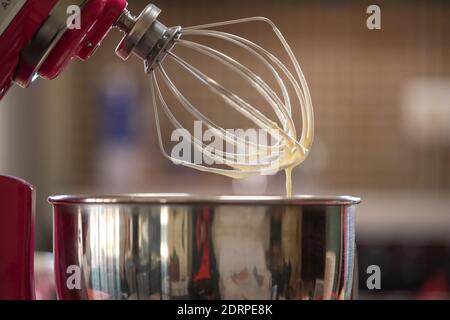 Nahaufnahme von rosa Mixer tropfend mit Metall-Schüssel Stockfoto