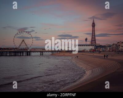 Blackpool Tower und das Riesenrad am Nordpier An einem bunten Wintermorgen in England Stockfoto