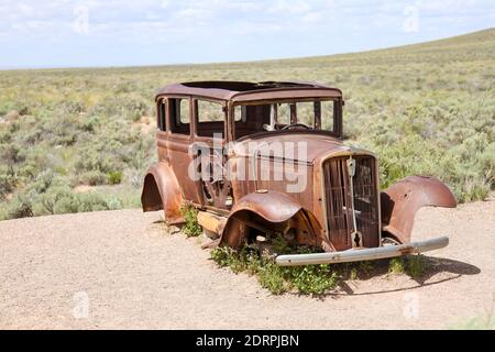 Arizona, USA, Rusty 1931 Studebaker Limousine verlassen im Petrified Forest National Park entlang der Historic Route 66 Stockfoto