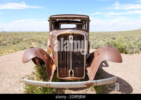 Arizona, USA, rostig 1931 Studebaker Limousine im Petrified Forest National Park an der Historic Route 66 verlassen, Vorderansicht Stockfoto