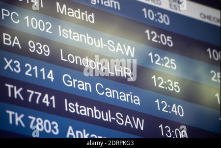 Düsseldorf, Deutschland. Dezember 2020. Ein Flug nach London wird an einem Abflugbrett am Flughafen gesehen. Aufgrund des Auftretens einer neuen, angeblich ansteckenden Variante des Virus im Südosten Englands sind Flüge aus Großbritannien ab heute auf dem Boden, obwohl die Flüge nach Großbritannien fortgesetzt werden. Quelle: Jonas Güttler/dpa/Alamy Live News Stockfoto