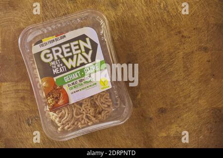 ANTWERPEN, BELGIEN - 19. Dez 2020: Antwerpen, Belgien, Dezember 2020, illustrative Editorial: Greenway vegan Hackfleisch Ersatz Stockfoto