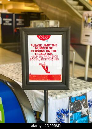 KAPSTADT, SÜDAFRIKA - 19. Dez 2020: Social Distancin Sign an einer Rolltreppe in einem Einkaufszentrum in Kapstadt, Südafrika Stockfoto