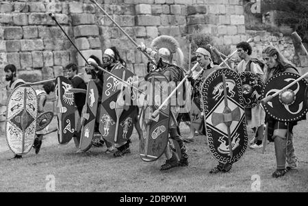 MERIDA, SPANIEN - 27. Sep 2014: Mehrere Personen, die im ersten Jahrhundert in der Tracht des alten keltischen Kriegers gekleidet waren, nehmen an der historischen Nachstellung Teil Stockfoto