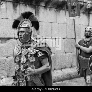 MERIDA, SPANIEN - 27. Sep 2014: Merida, Spanien - 27. September 2014: In Kostümen römischer Legionäre gekleidete Menschen im ersten Jahrhundert, an Hi Stockfoto