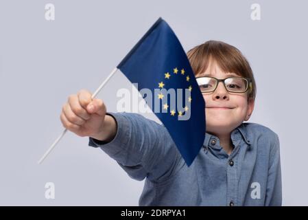 Junge in Brille mit Flagge der Europäischen Union. Nahaufnahme. Studieren in Europa. Stockfoto