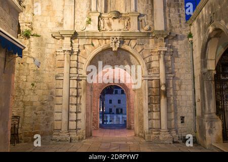 Korčula Stadt, Korčula, Dubrovnik-Neretva, Kroatien. Das südliche Landtor wird bei Nacht beleuchtet. Stockfoto