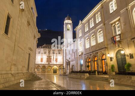 Dubrovnik, Dubrovnik-Neretva, Kroatien. Blick entlang Marmor-gepflasterten pRED Dvorom zum Sponza Palast und Uhrenturm, Nacht. Stockfoto