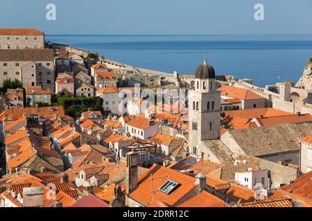 Dubrovnik, Dubrovnik-Neretva, Kroatien. Blick über die Dächer der Altstadt von der Stadtmauer, Glockenturm des Franziskanerklosters prominent. Stockfoto