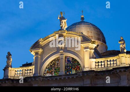 Dubrovnik, Dubrovnik-Neretva, Kroatien. Beleuchtete barocke façade und Kuppel der St. Blaise Kirche, Morgendämmerung. Stockfoto