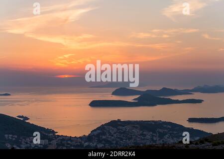 Dubrovnik, Dubrovnik-Neretva, Kroatien. Blick vom Berg Srđ über die Adria auf die Elaphiten und den fernen Mljet, Sonnenuntergang. Stockfoto