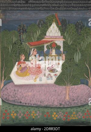 Künstler: Bundi School, Ragini Bhairavi, aus einer Garland of Musical Modes (Ragamala) Handschrift, ca. 1760–70, opakes Aquarell auf Papier, 8 1/2 × 10 3/4 Zoll (21.6 × 27.3 cm), die aufwendige Musterung und Farben dieser Version von Ragini Bhairavi schaffen eine reich strukturierte Oberfläche. Die strategische Verwendung von Goldpigment lenkt die Aufmerksamkeit des Betrachters auf feine Details wie die Basis des Idols in der Mitte, während der weiße Tempel und Hof sich von den umgebenden dunkelgrünen Blättern abheben. , hergestellt in Rajasthan, Indien, Indien, Rajasthan, Bundi, Indien, Mogul-Dynastie (1526–1857), Gemälde Stockfoto