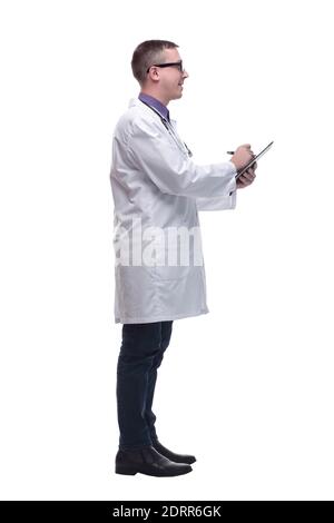 Seitenansicht des konzentrierten männlichen Arztes, der Berichte schreibt Stockfoto