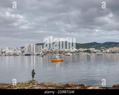 Eine schöne Seestruine mit geparkten Booten und Gebäude in Sant Antoni de Portmany Stockfoto