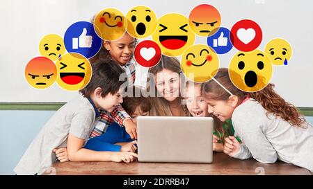 Kinder und Lehrer haben Spaß zusammen mit Social Media in Computerklasse Stockfoto