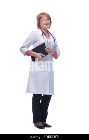 Porträt von älteren weiblichen Arzt hält Zwischenablage Blick auf die Kamera Lächelnd Stockfoto