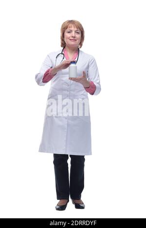 Weibliche Arzt Frau in medizinischen Kleid hält Medikamente Tabletten und Blick auf die Kamera Stockfoto