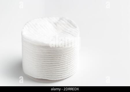 Baumwollpads stapeln sich auf grauem Hintergrund Stockfoto