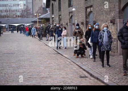 Die Leute, die in der Schlange standen, standen für das Gesundheits-Screening für Coronavirus Covid-19-Tests im städtischen Testzentrum mit medizinischer Schutzmaske in der Schlange. Kopenhagen Stockfoto