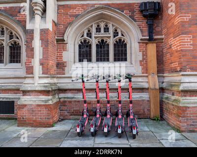 VOI Elektro-Scooter geparkt in Cambridge UK Teil eines Regelung für den grünen Verkehr in der Stadt Stockfoto