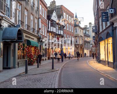 Trinity Street Cambridge UK in der Abenddämmerung im Winter zeigt hoch Straßengeschäfte und Gebäude Stockfoto