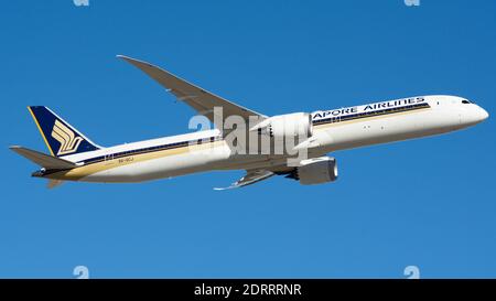 Singapore Airlines Boeing 787 Dreamliner 9V-SCJ im Aufstieg Stockfoto