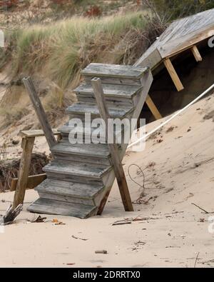 Erosion beschädigt Holztreppe auf dem sandigen Rand gebaut Lake Michigan Stockfoto