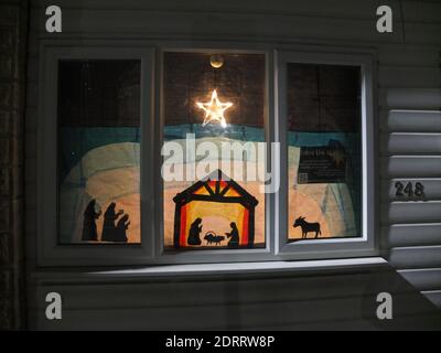 „Adventsfenster“-Display aus geschnittenem Papier im Haus in der Walkley-Gegend von Sheffield am 2020. Dezember, eine Weihnachtsbotschaft während der Covid-19-Pandemie Stockfoto