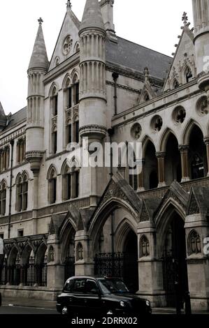 Großbritannien, England, London. Die Königlichen Gerichte (Gerichtshöfe). Erbaut von George Edmund Street (1824-1881) im viktorianischen gotischen Stil in den 1870er Jahren und eröffnet von Königin Victoria im Jahr 1882. Stockfoto