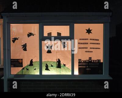 „Adventsfenster“-Display aus geschnittenem Papier im Haus in der Walkley-Gegend von Sheffield am 2020. Dezember, eine Weihnachtsbotschaft während der Covid-19-Pandemie Stockfoto