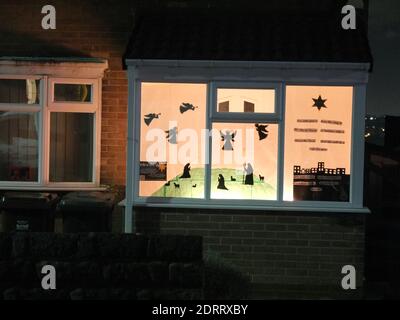 „Adventsfenster“-Display aus geschnittenem Papier im Haus in der Walkley-Gegend von Sheffield am 2020. Dezember, eine Weihnachtsbotschaft während der Covid-19-Pandemie Stockfoto