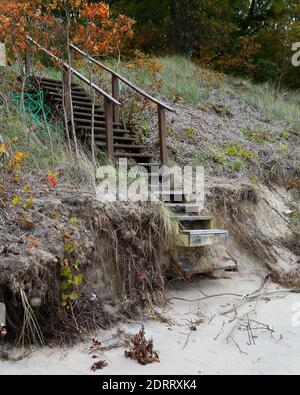 Erosion beschädigt Holztreppe auf dem sandigen Rand gebaut Lake Michigan Stockfoto