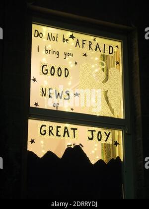 „Adventsfenster“-Display aus geschnittenem Papier im Haus in der Walkley-Gegend von Sheffield am 2020. Dezember, eine Weihnachtsbotschaft während der Covid-19-Pandemie Stockfoto