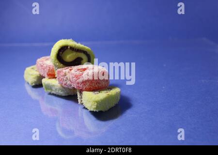 Rahat Zwiebelschnecke Pastille liegt Folie auf einem blauen Hintergrund copyspace Platz für Text. Stockfoto