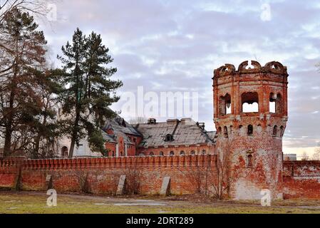 Der rote Ziegelturm bei Sonnenuntergang in Zarskoje Selo in Sankt Petersburg Stockfoto