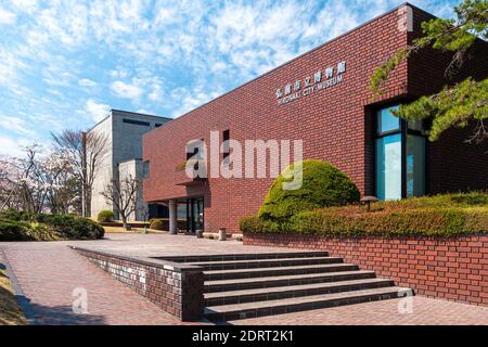 Hirosaki, Japan - April 2019. Bild von Hirosaki City Museum Gebäude im Frühjahr Stockfoto