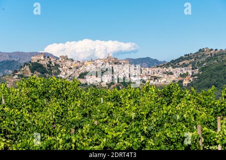 Panoramablick auf Castiglione di Sicilia an einem sonnigen Sommertag, Italien Stockfoto